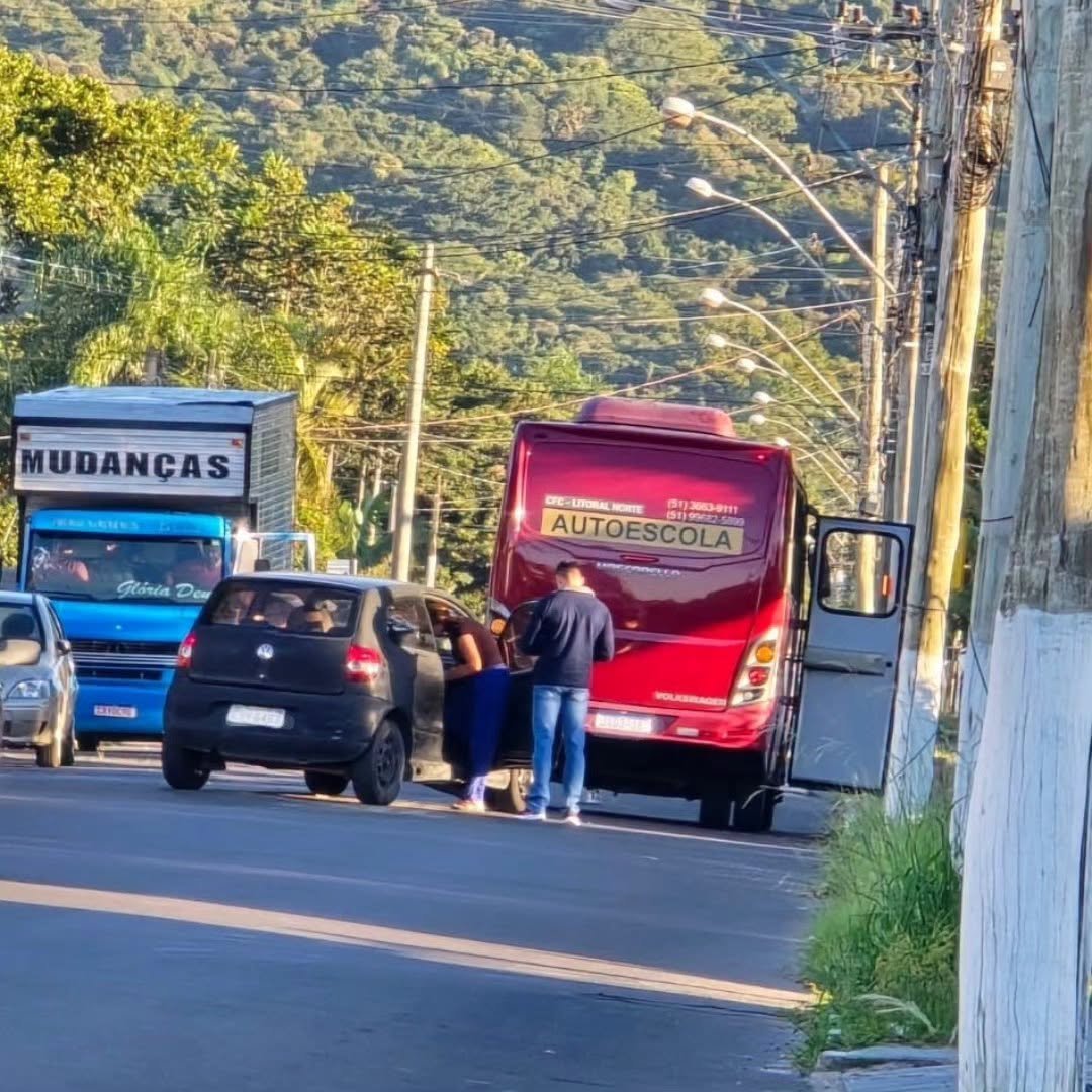 Acidente entre carro e &ocirc;nibus de autoescola &eacute; registrado no bairro Gl&oacute;ria, em Os&oacute;rio