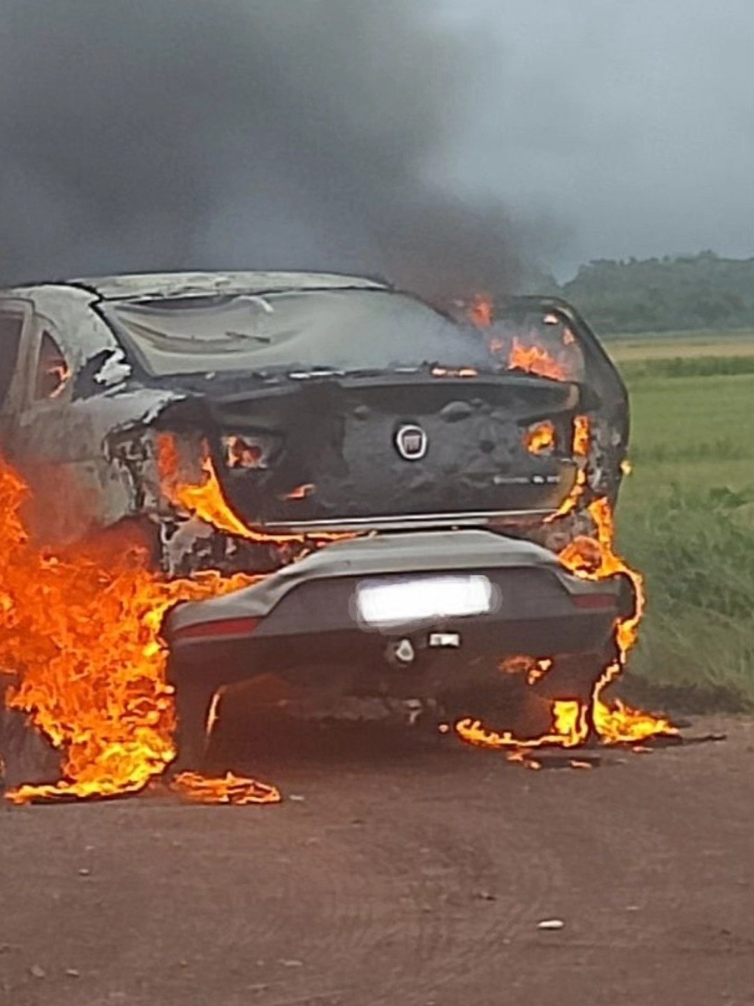 Ve&iacute;culo &eacute; destru&iacute;do por inc&ecirc;ndio na Estrada do Mar, em Os&oacute;rio, na manh&atilde; desta Sexta-feira