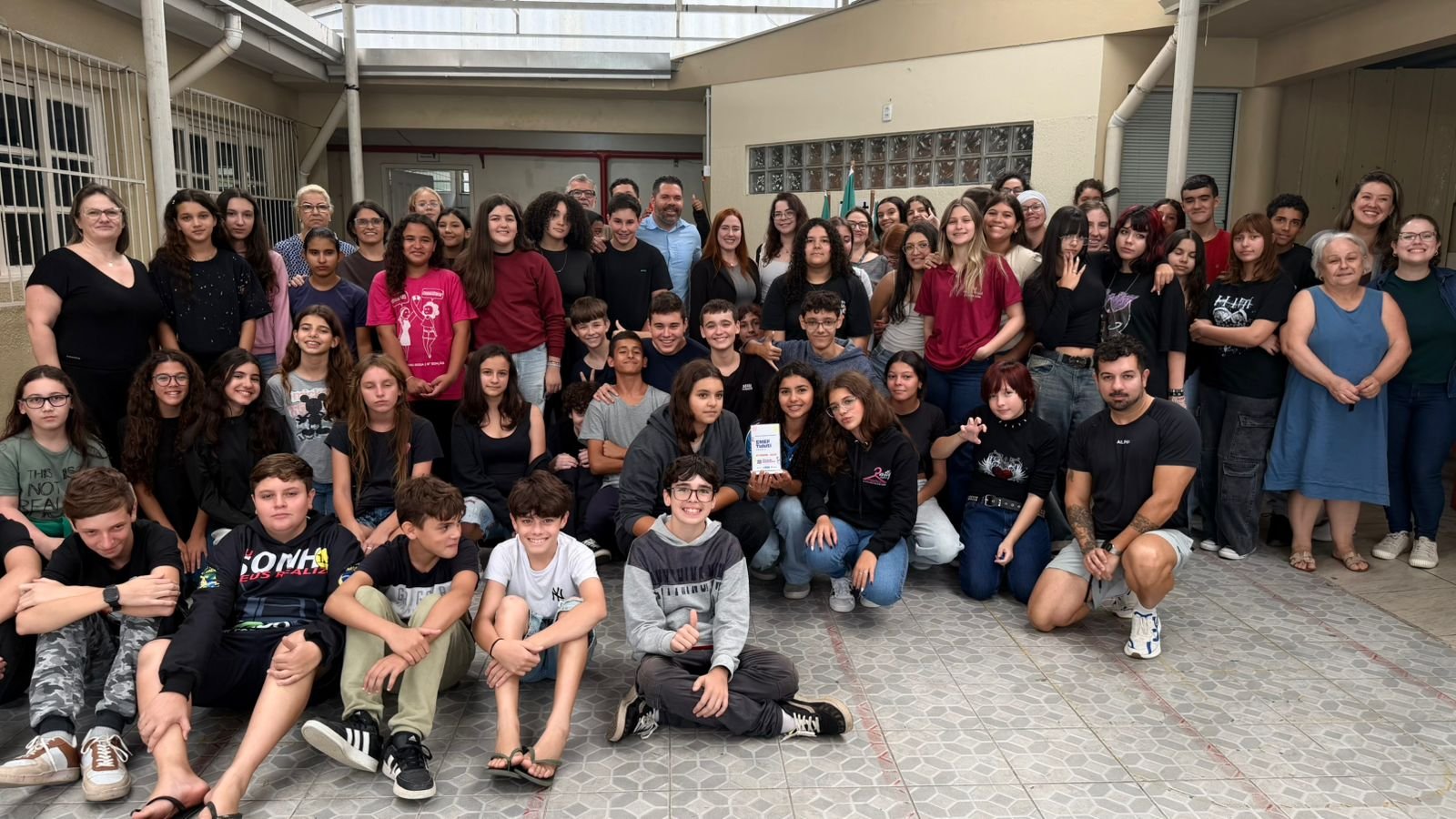 TROF&Eacute;U DE 2&ordm; LUGAR NO ESTADO DO PROGRAMA GERA&Ccedil;&Atilde;O CONSCIENTE &Eacute; ENTREGUE NA ESCOLA MUNICIPAL TUIUTI, DE ARROIO DAS PEDRAS, EM OS&Oacute;RIO