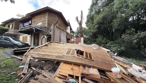 Casa de dois andares desaba, e fam&iacute;lias ficam desalojadas em Gramado; n&atilde;o h&aacute; feridos