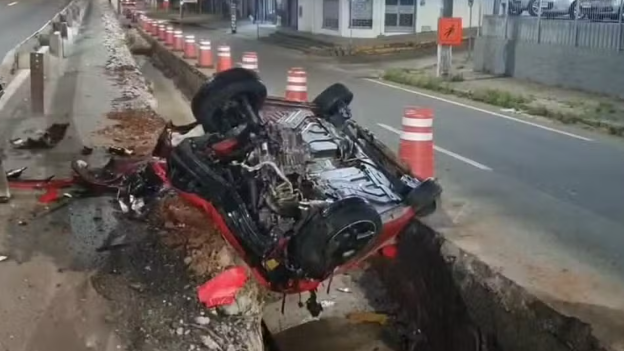 Carro capota e fica pendurado entre duas vias de acesso a viaduto no RS