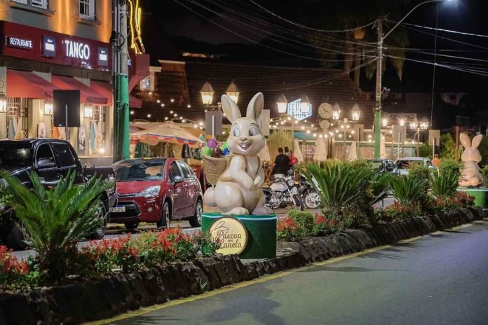 Decora&ccedil;&atilde;o noturna da P&aacute;scoa em Canela ilumina a cidade e encanta visitantes