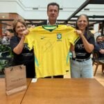 Camisa Autografada por Dunga vira Rifa Solidária para apoiar Projeto da VIAVIDA