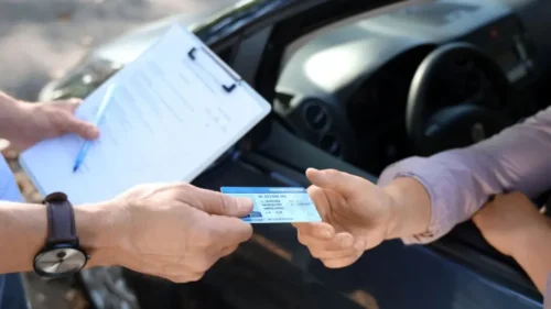 Celular sem bateria na blitz? O risco de quem usa apenas a CNH Digital em 2026