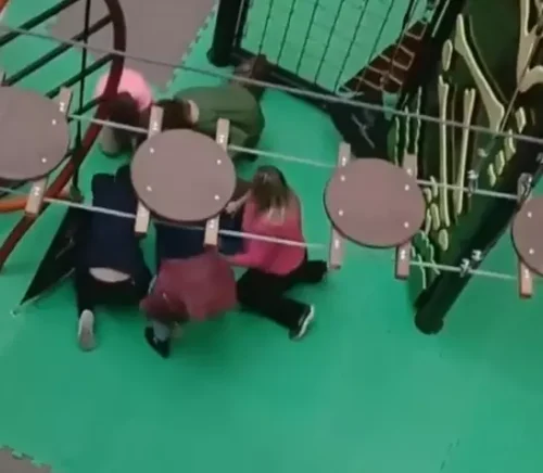 Criança cai de brinquedo após suposta falha de equipamento em Shopping de Porto Alegre