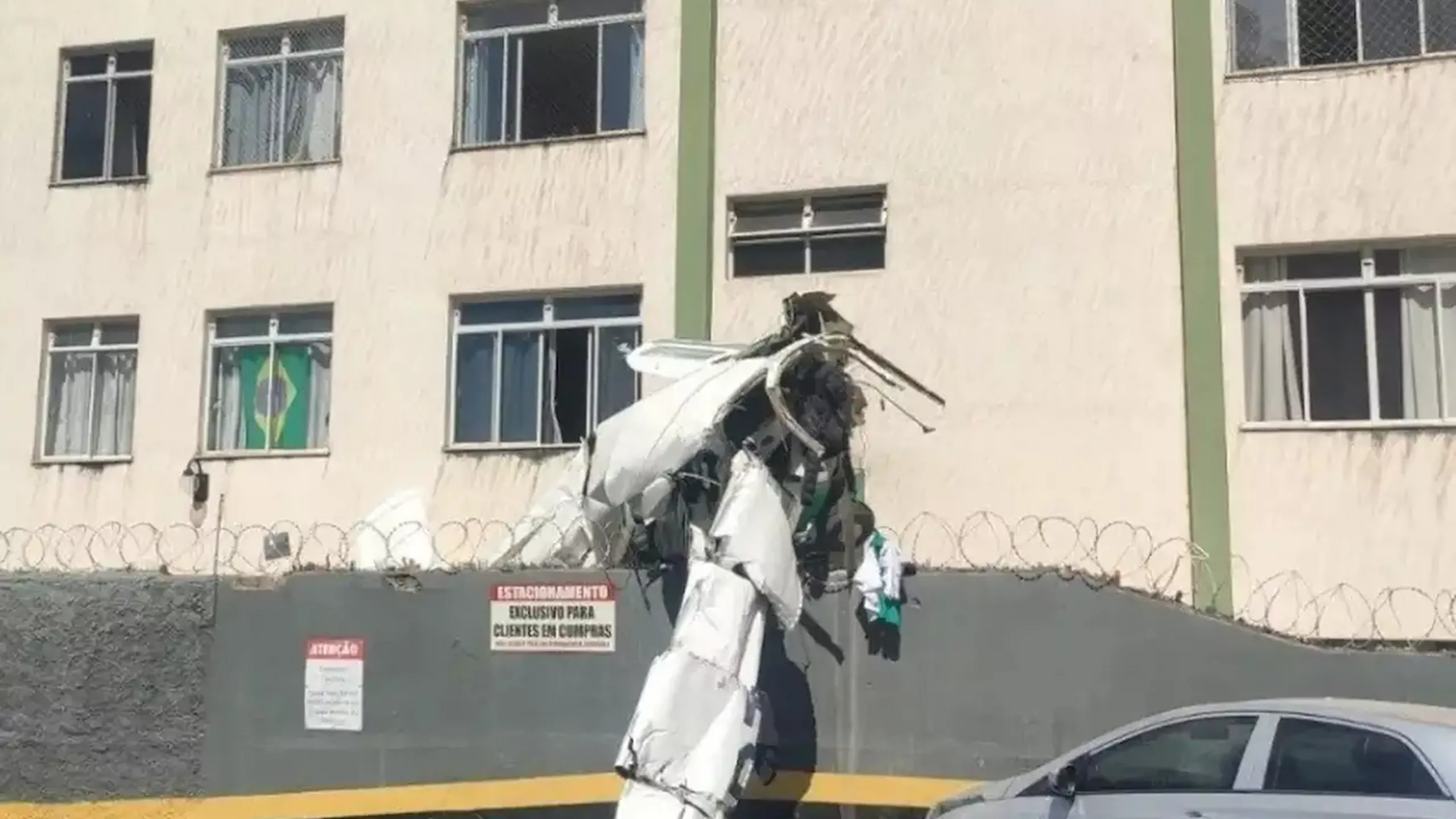 Queda de avião em BH deixa dois mortos e três feridos