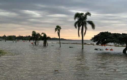 Barco Naufraga e Dois Pescadores Desaparecem na Lagoa dos Patos