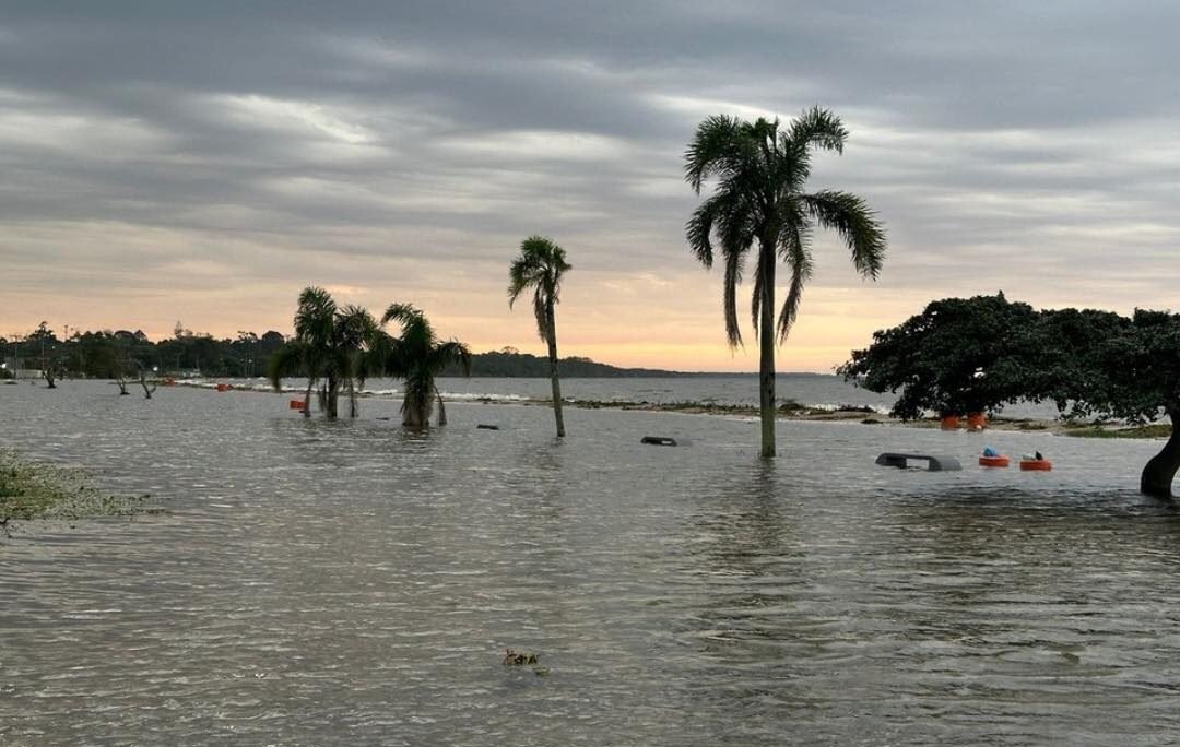 Barco Naufraga e Dois Pescadores Desaparecem na Lagoa dos Patos