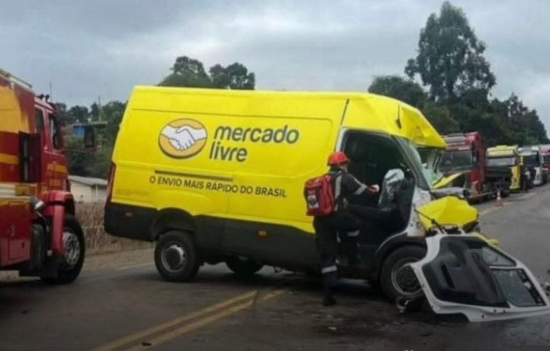 Colisão entre Caminhão e Van deixa um Morto na ERS-324 no Norte do RS