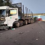 Acidente com caminhão e queda de toras causa bloqueio parcial na Freeway em Santo Antônio da Patrulha