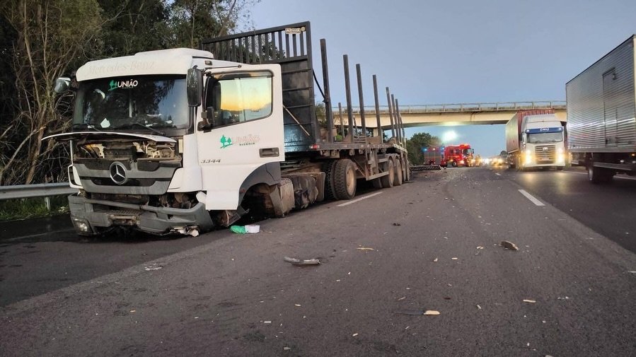 Acidente com caminhão e queda de toras causa bloqueio parcial na Freeway em Santo Antônio da Patrulha 1 695721849 17924455278322809 8899805364052983030 n