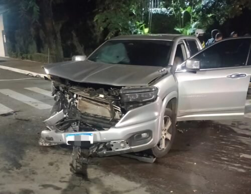 Adolescente pega caminhonete da sogra escondido, invade preferencial e causa acidente em Passo Fundo