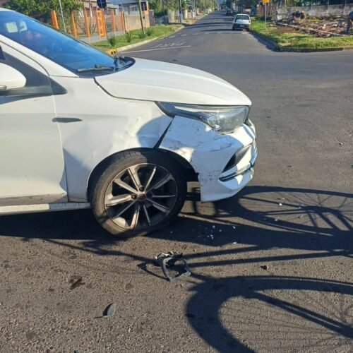 Colisão entre van e carro é registrada no bairro Porto Lacustre, em Osório