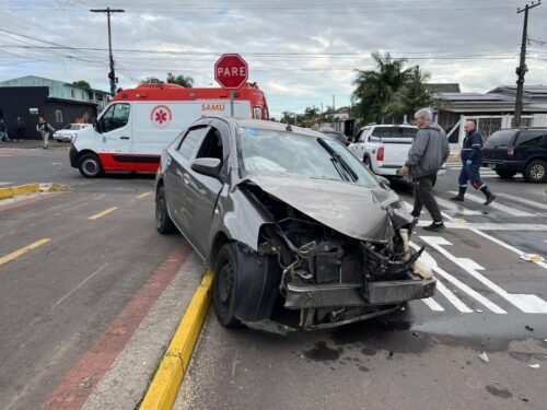 Acidente entre carro de aplicativo e caminhonete mobiliza SAMU em cruzamento conhecido por colisões em Osório