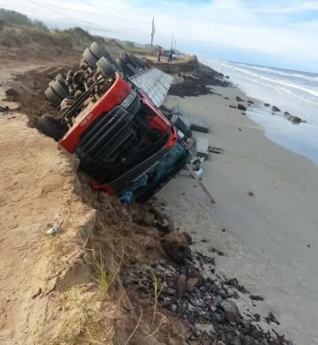 Carreta carregada de telhas tomba na estrada entre Atlântida Sul e Imara