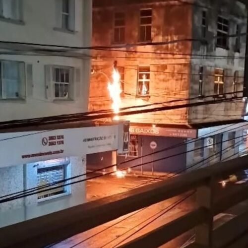 Poste pega fogo durante a madrugada e assusta moradores no Centro de Osório