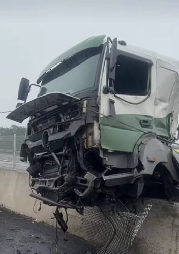 Acidente envolvendo caminhão e carro deixa motorista ferido na BR-116, em São Leopoldo