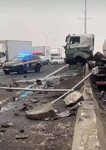 Acidente envolvendo caminhão e carro deixa motorista ferido na BR-116, em São Leopoldo 9 701599367 1425383549613049 2790171781417278025 n
