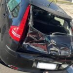 Garfo paleteiro cai de caminhão e atinge veículo estacionado em Osório