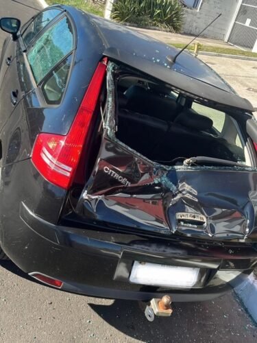 Garfo paleteiro cai de caminhão e atinge veículo estacionado em Osório