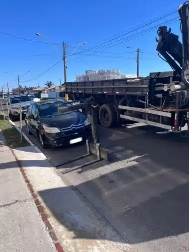 Garfo paleteiro cai de caminhão e atinge veículo estacionado em Osório 6 703720126 26582312044773838 6695859059795535073 n