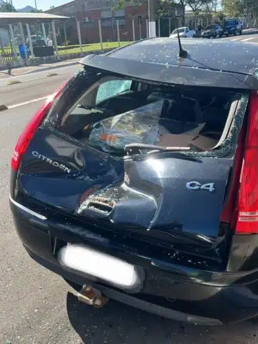 Garfo paleteiro cai de caminhão e atinge veículo estacionado em Osório 5 705031737 26582312048107171 1463718806388029245 n