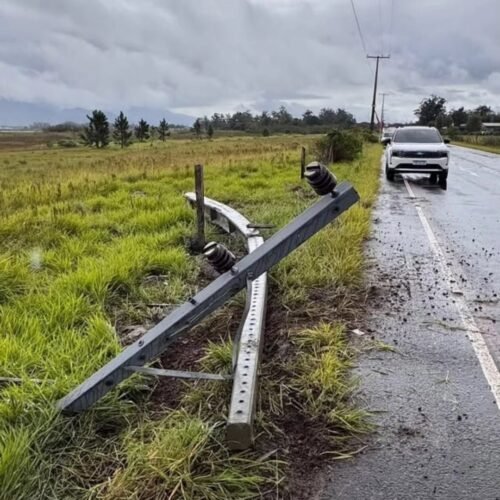 Queda de poste após colisão reforça preocupação com velocidade no bairro Palmital, em Osório