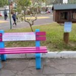PRAÇA DAS CARRETAS GANHA BANCO ALUSIVO À CAMPANHA DE COMBATE AO CÂNCER DE MAMA