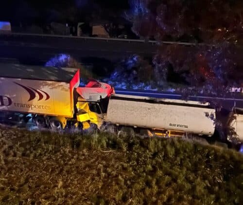 Colisão entre carretas deixa motorista ferido na BR-101, em Osório 2 Caminhoes 210526 1