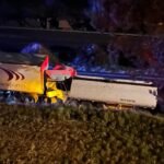 Colisão entre carretas deixa motorista ferido na BR-101, em Osório