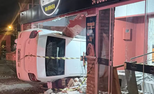 Motorista embriagado perde controle de carro e invade churrascaria na Serra Gaúcha