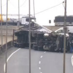 Carreta tomba e bloqueia alça de acesso a Porto Alegre