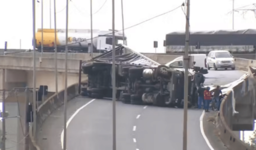 Carreta tomba e bloqueia alça de acesso a Porto Alegre
