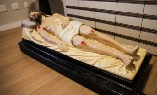 Imagem de Cristo é retirada Intacta após Incêndio que destruiu Igreja Centenária no RS 1 Captura de tela 2026 05 25 231718