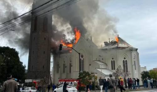 Imagem de Cristo é retirada Intacta após Incêndio que destruiu Igreja Centenária no RS 2 Captura de tela 2026 05 25 231956