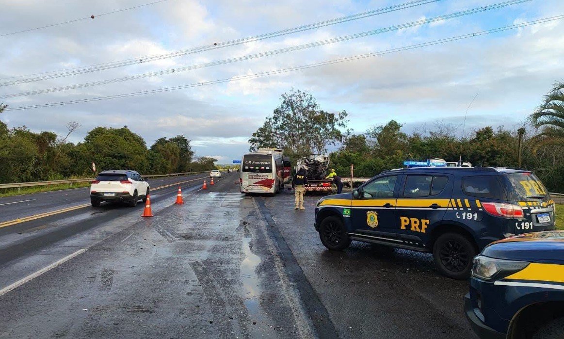 Em Nova Santa Rita Colisão frontal entre caminhonete e ônibus
