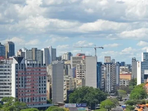 Sol aparece entre nuvens nesta Quinta-feira no RS