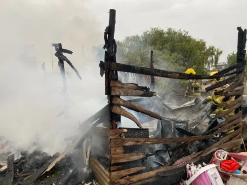 Raio causa incêndio em residência em Rio Grande
