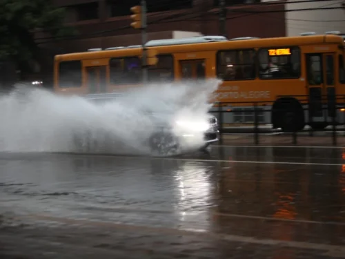 Sábado no RS será de chuva localmente forte, mas com abertura de sol
