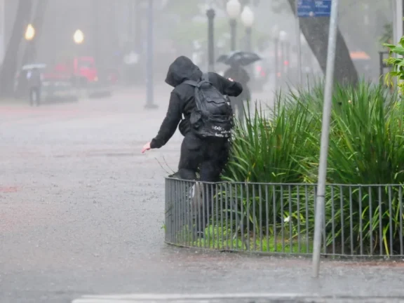 Inmet emite alerta para risco de tempestade com estragos no RS, incluindo Porto Alegre