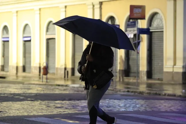 Virada no Tempo: Semana terá volta da chuva e formação de ciclone extratropical sobre o oceano
