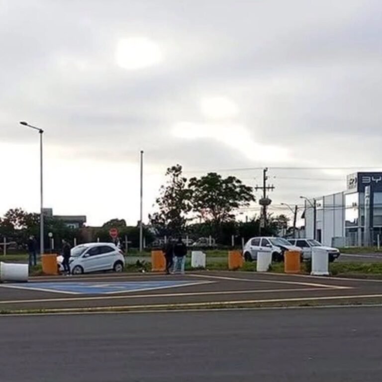 Colisão entre Ford Ka e Sandero é registrada em rótula de acesso a Osório 9 713685579 1317419923150864 6126729318067048889 n