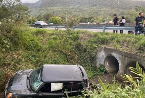 Motorista fica ferido após saída de pista de veículo na BR-101, em Osório