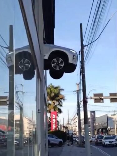 VEÍCULO FICA SUSPENSO NO 2º ANDAR DE REVENDA EM PORTO ALEGRE 3 718190179 17928450285322809 4528549218110011682 n