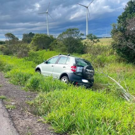 Motorista perde controle e sai da pista na rótula da RST-101 em Osório 7 722314172 26893740823630957 5561455871672503317 n