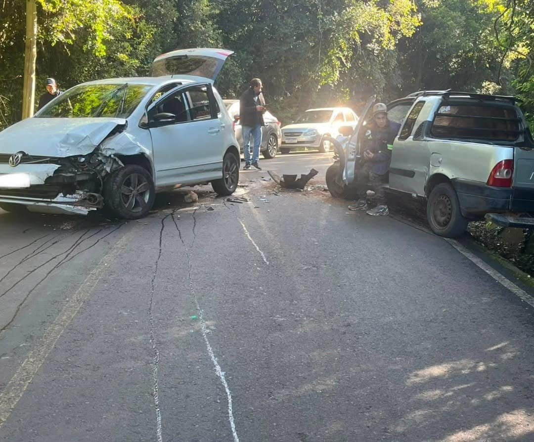 Colisão deixa feridos na Estrada do Tombador, em Osório 1 Um acidente de trânsito foi registrado na tarde deste domingo (21) na Estrada do Tombador, em direção à baixada do Morro da Borússia, em Osório.