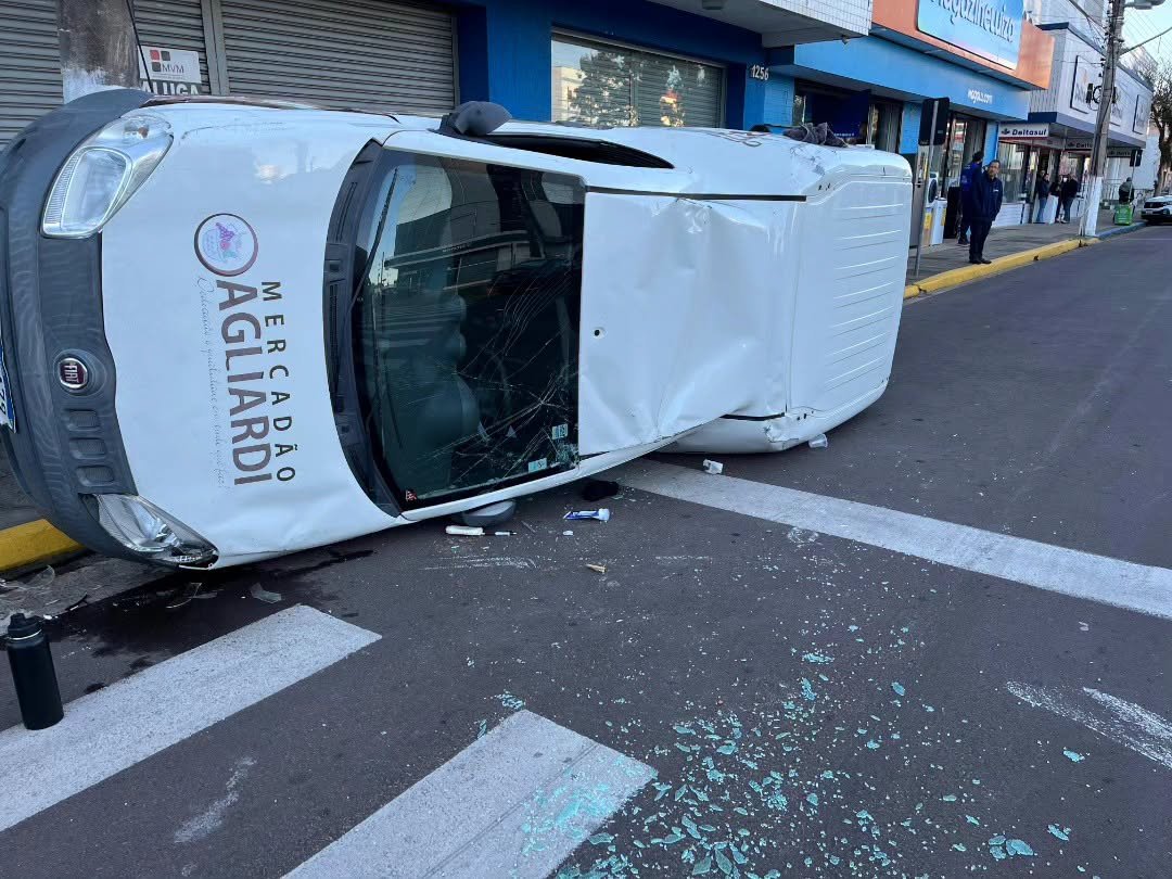 Veículo capota após colisão com caminhonete no Centro de Osório 1 Um acidente de trânsito foi registrado na tarde desta quarta-feira (23) na Avenida Marechal Floriano Peixoto, no Centro de Osório.