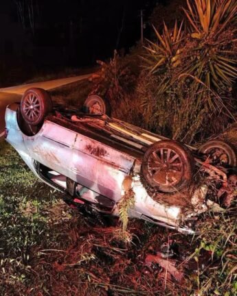 Um homem ficou ferido após o capotamento de um Volkswagen Voyage no início da madrugada deste sábado (27), na comunidade de São Roque Figueira de Melo, no interior de Garibaldi, no Rio Grande do Sul.