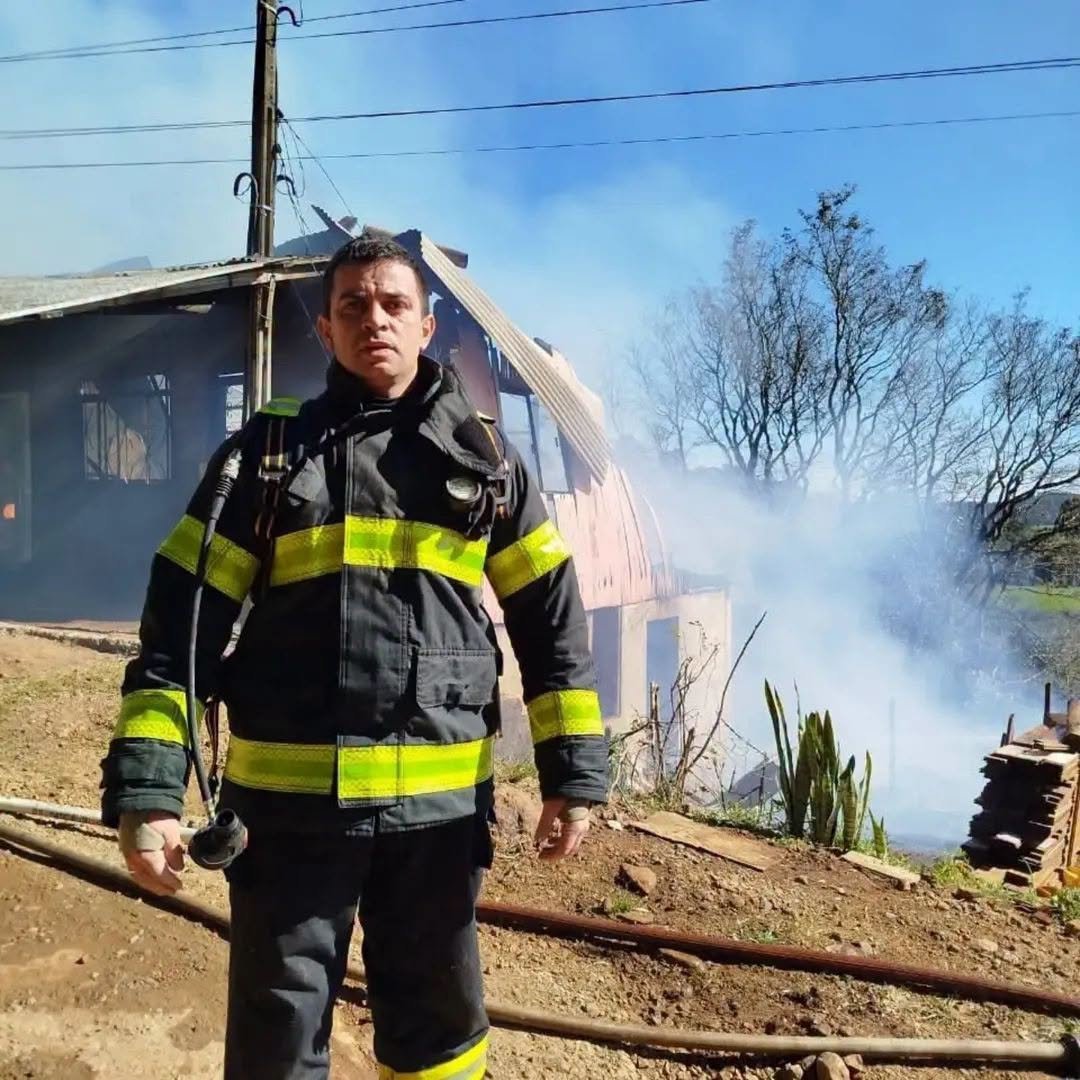 Um incêndio de grandes proporções mobilizou os Bombeiros Voluntários de São Valentim e Benjamin Constant do Sul na manhã desta sexta-feira, dia 26, no bairro São Luiz, em São Valentim.