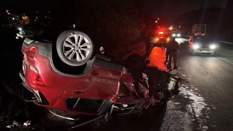Após a colisão, o automóvel capotou na pista, enquanto o veículo de carga atingiu uma serralheria às margens da rodovia.
